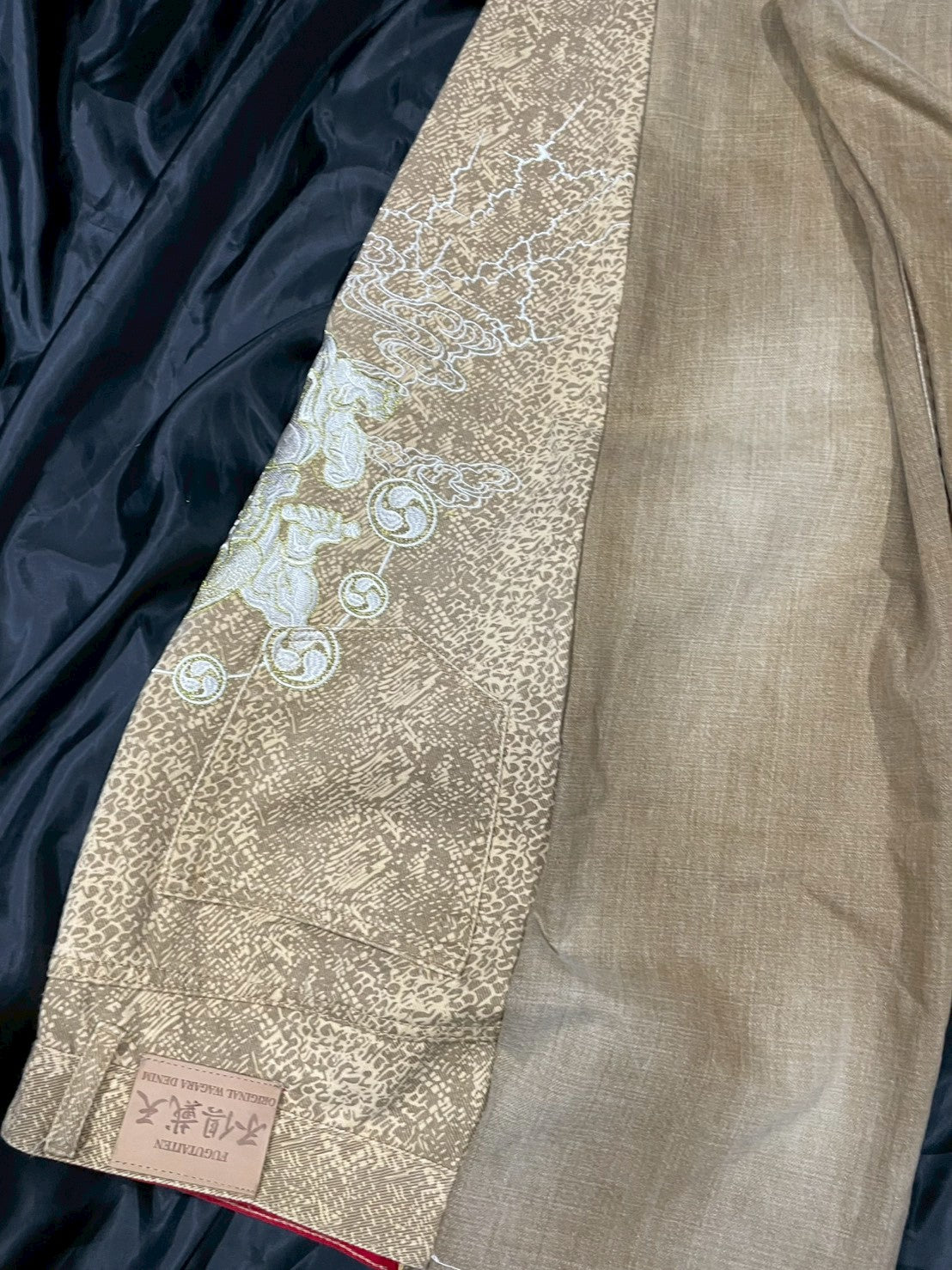 Custom jeans with Japanese wind god and thunder god embroidery design No.1