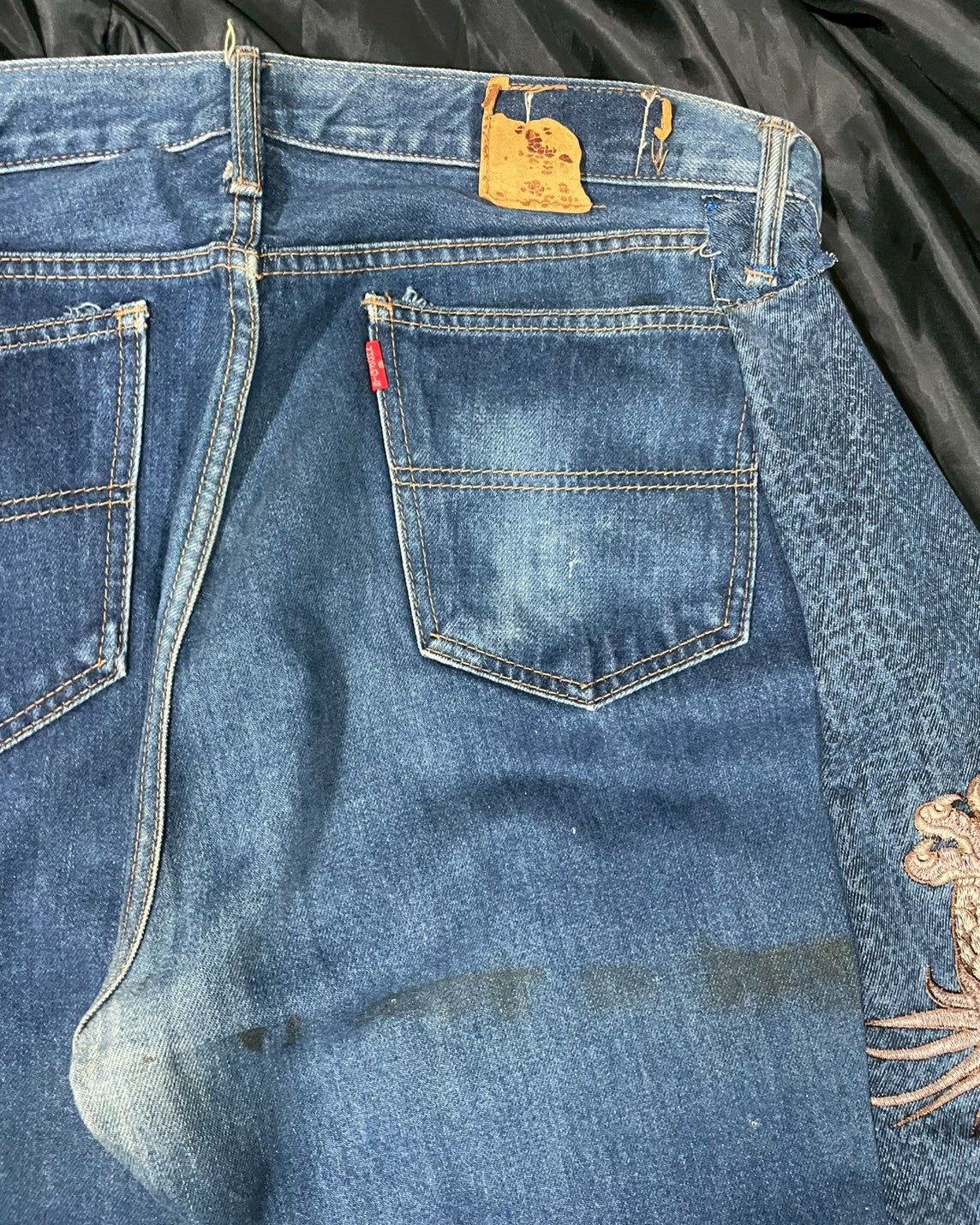 Custom jeans with Japanese wind god and thunder god embroidery design No.4