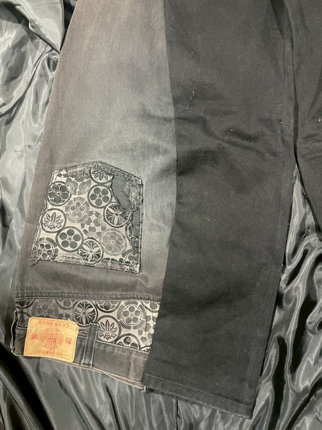 Custom scenes of black carp embroidery designs