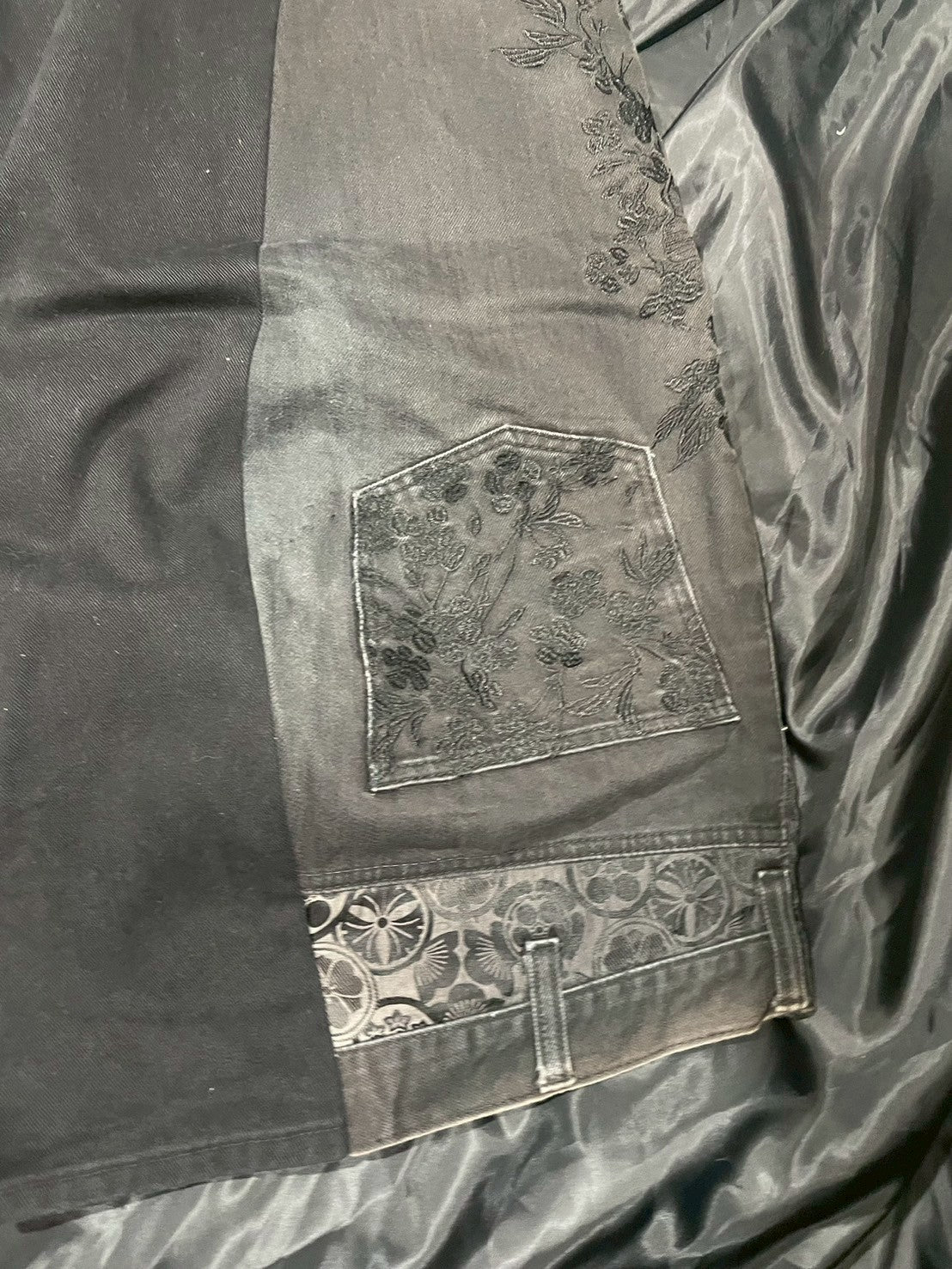 Custom scenes of black carp embroidery designs