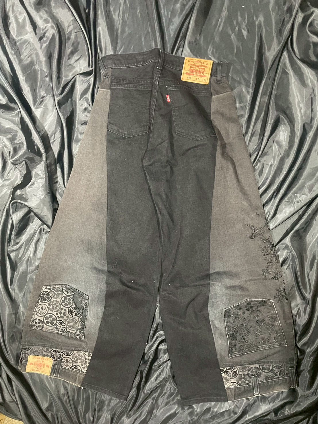 Custom scenes of black carp embroidery designs