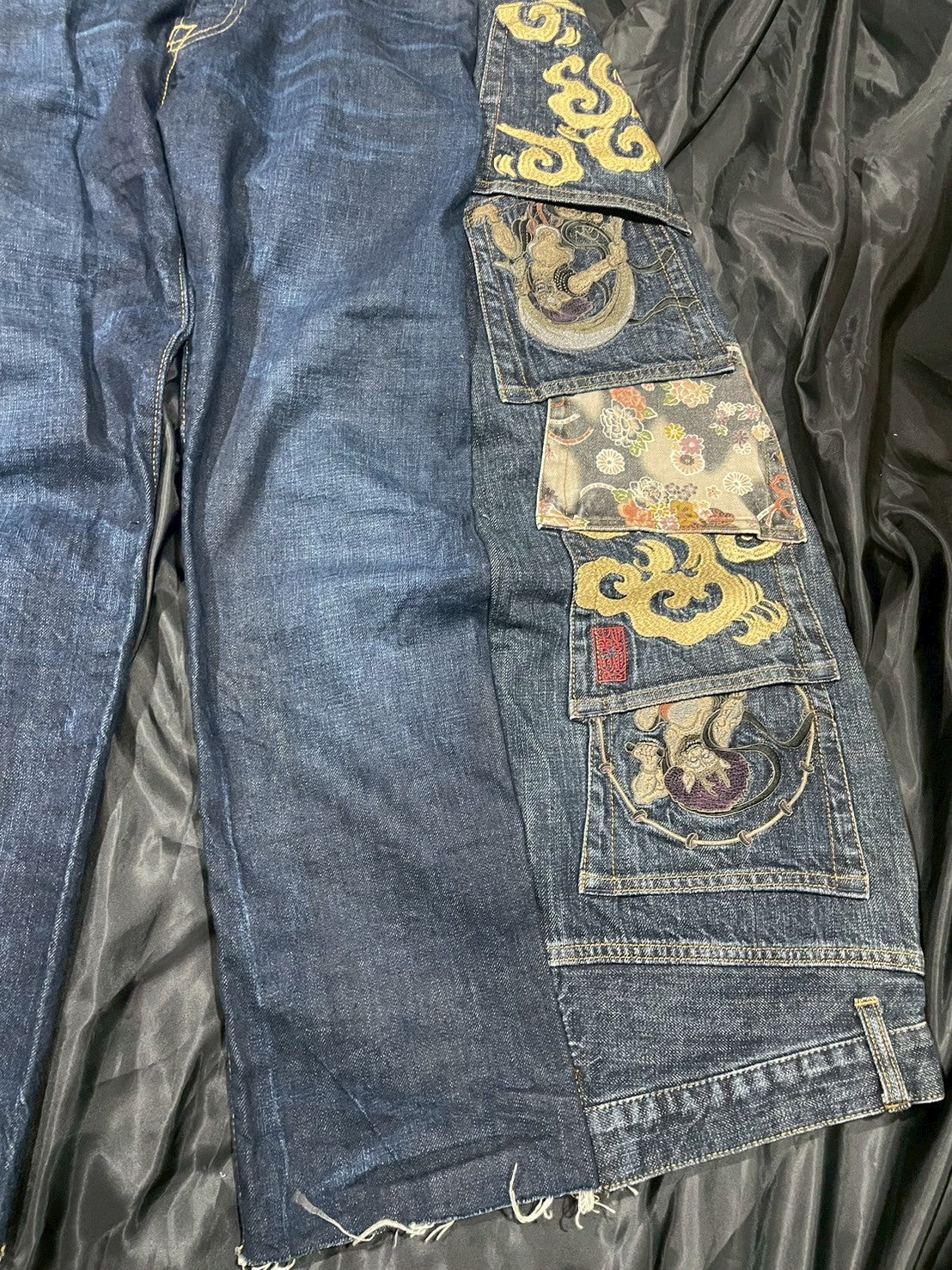 Custom jeans with Japanese wind god and thunder god embroidery design