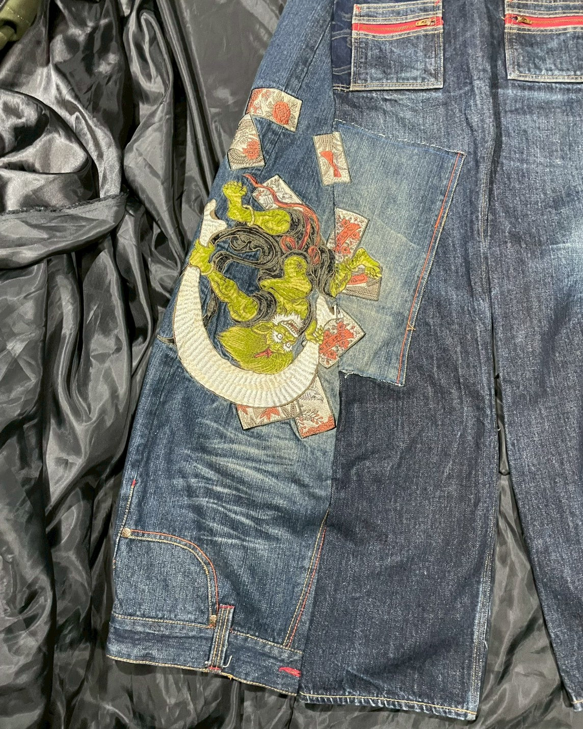 Custom jeans with Japanese wind god and thunder god embroidery design No.3