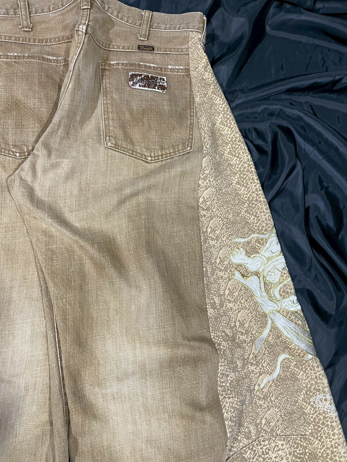 Custom jeans with Japanese wind god and thunder god embroidery design No.1