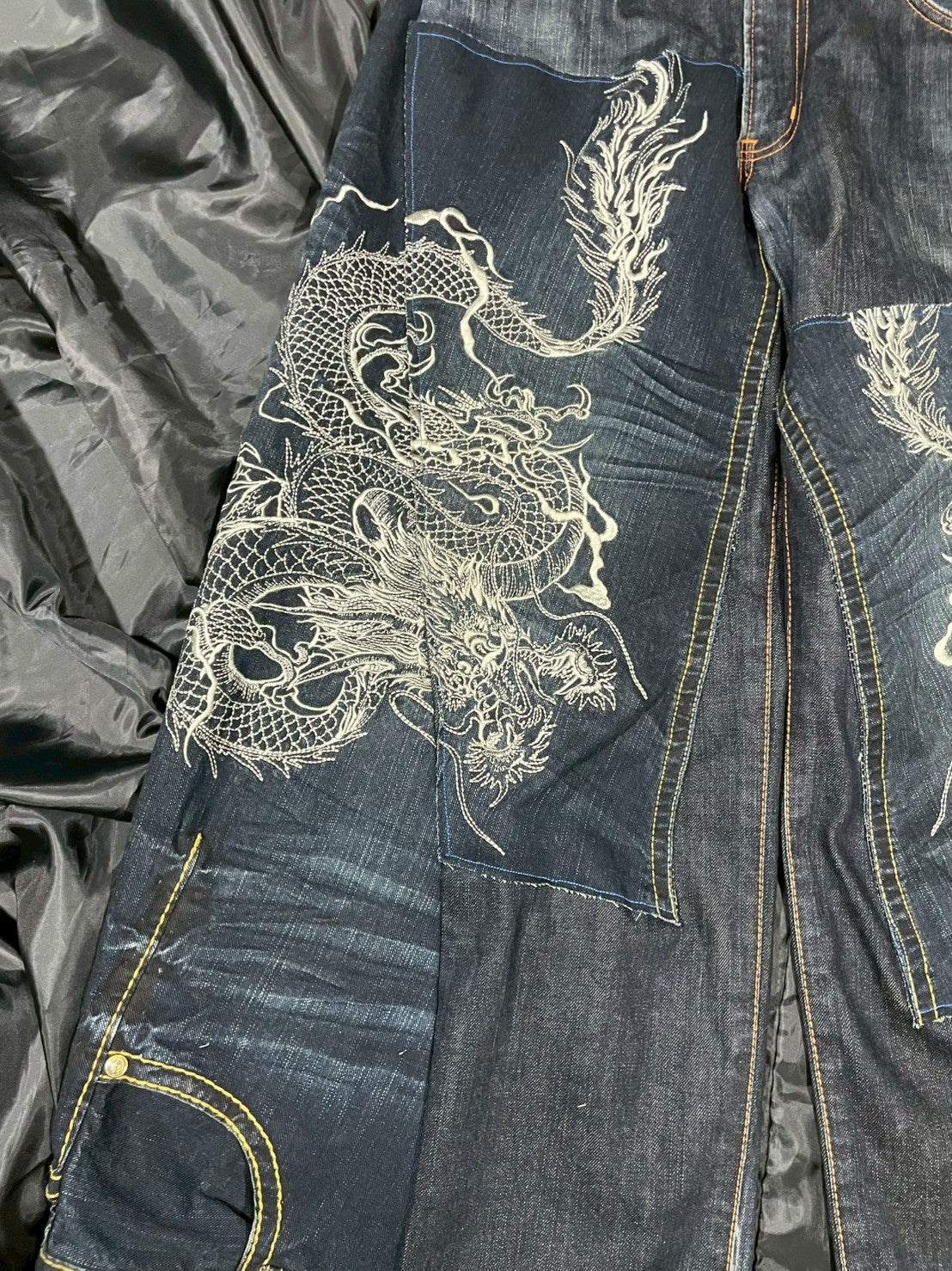Custom jeans of dragon embroidery design No.1