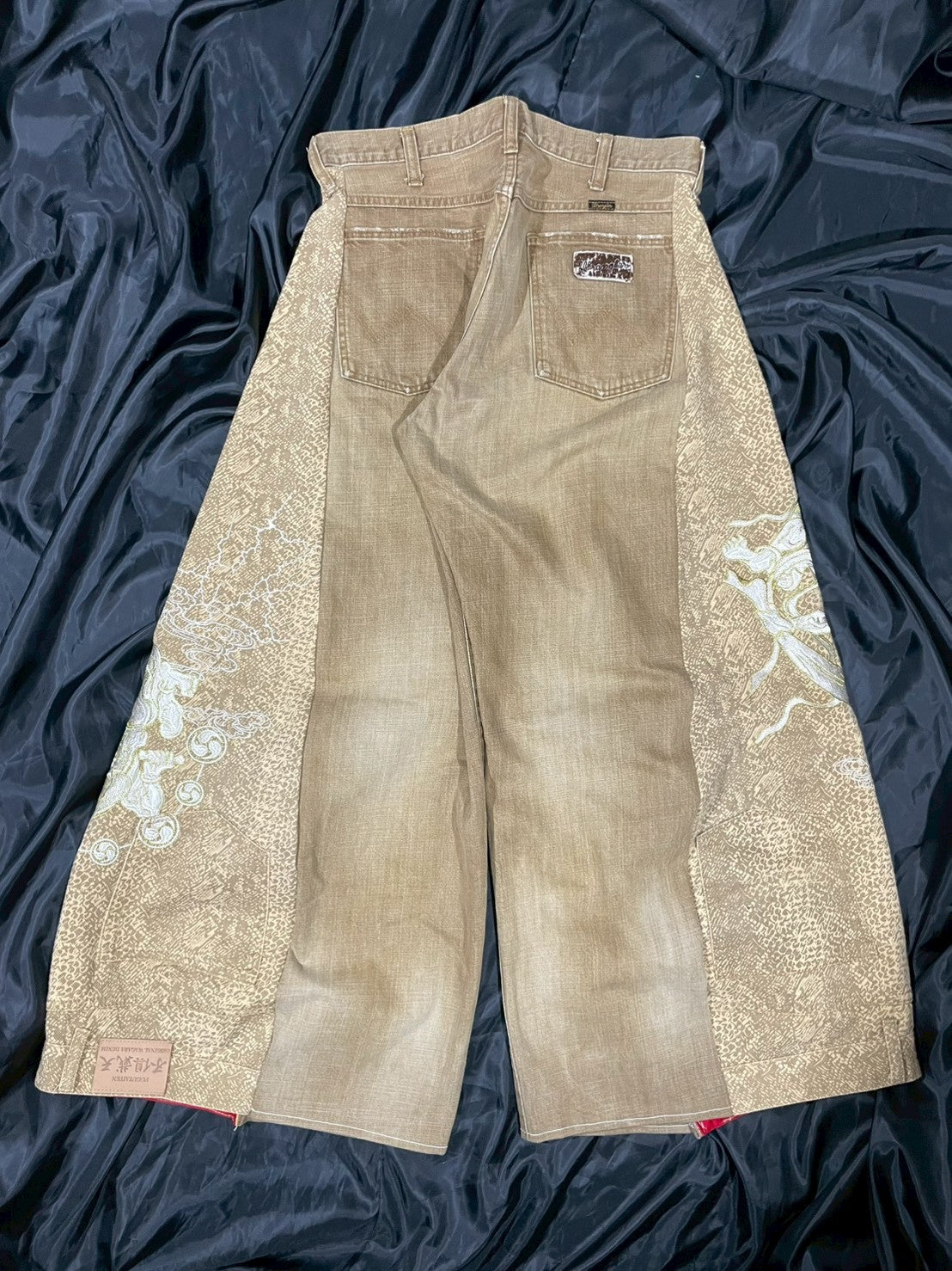 Custom jeans with Japanese wind god and thunder god embroidery design No.1