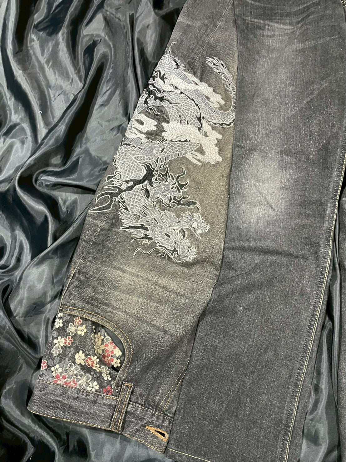 Custom jeans of dragon embroidery design No.5