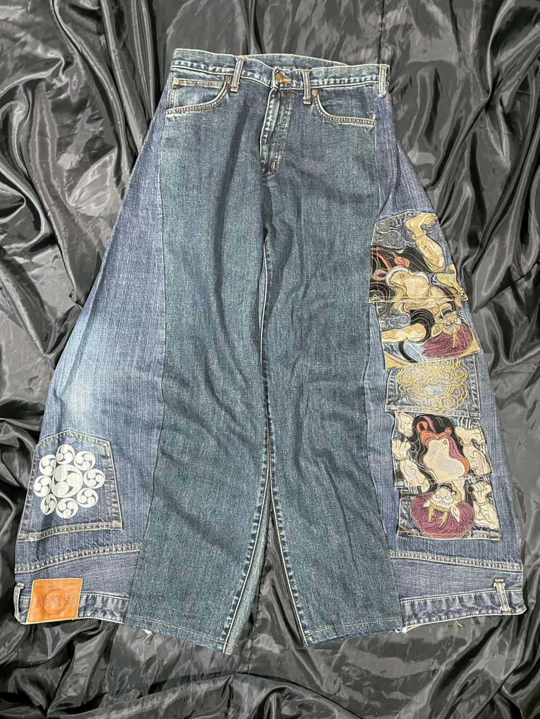 Custom jeans with Japanese wind god and thunder god embroidery design No.5
